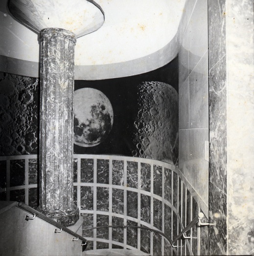 Foto de Mural con imágenes de la luna, espacio que actualmente ocupa el José Martí de Ernesto Rancaño. Fondos BNCJM.